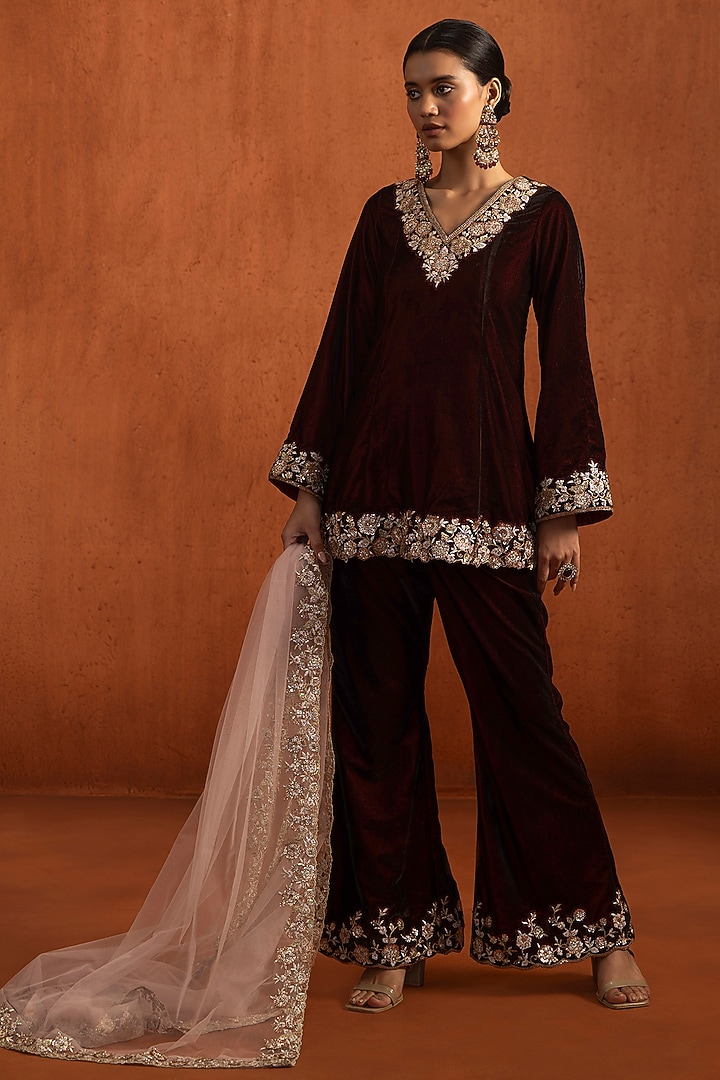 Maroon Velvet Zari Embroidered Short Kurta Set by Lashkaraa at Pernia's Pop Up Shop