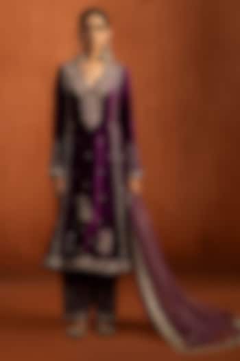 Purple Velvet Zari Embroidered Kurta Set by Lashkaraa at Pernia's Pop Up Shop