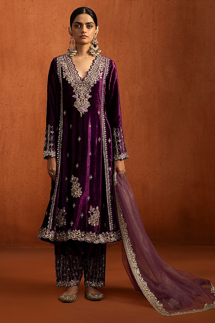 Purple Velvet Zari Embroidered Kurta Set by Lashkaraa at Pernia's Pop Up Shop