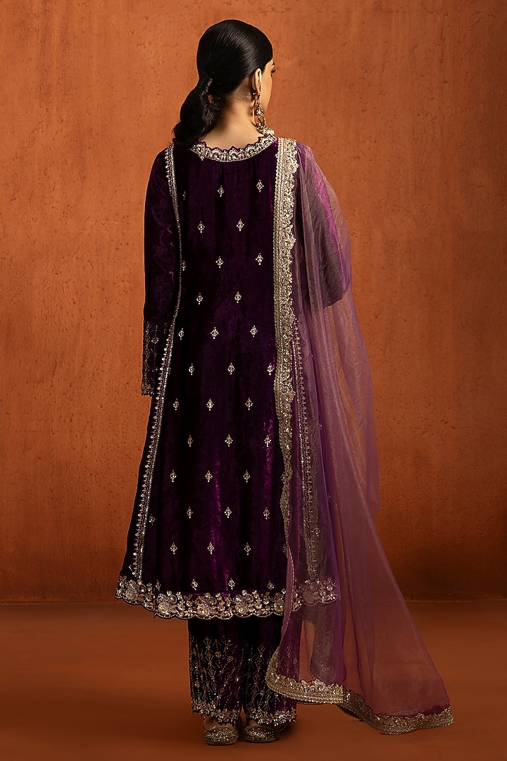 Purple Velvet Zari Embroidered Kurta Set by Lashkaraa at Pernia's Pop Up Shop
