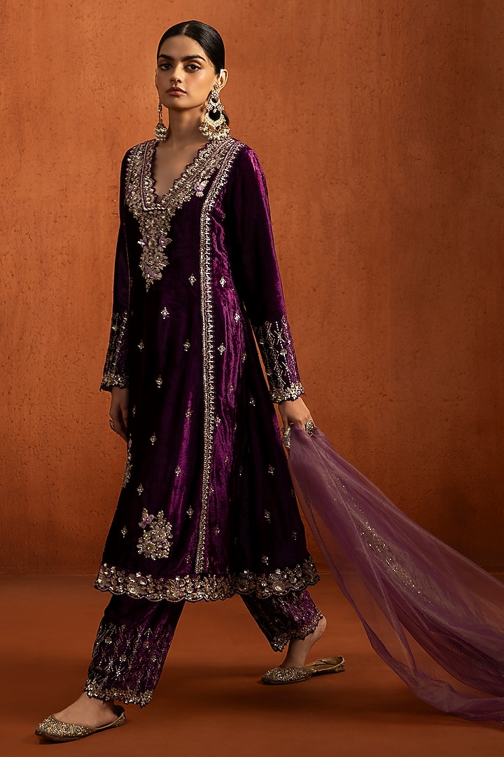 Purple Velvet Zari Embroidered Kurta Set by Lashkaraa at Pernia's Pop Up Shop