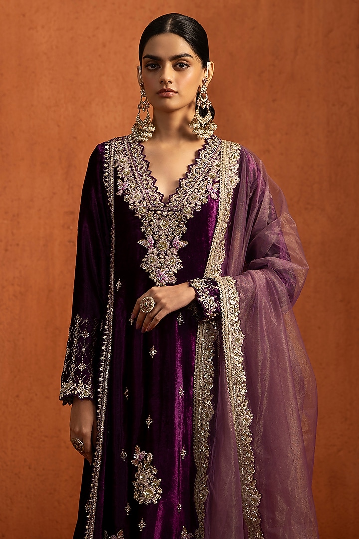 Purple Velvet Zari Embroidered Kurta Set by Lashkaraa at Pernia's Pop Up Shop