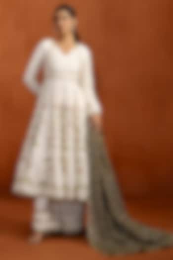 White Crepe Silk Zari Embroidered Party Wear Anarkali Set by Lashkaraa at Pernia's Pop Up Shop