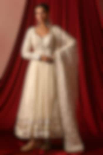 White Tabby Silk Zari Embroidered Party Wear Anarkali Set by Lashkaraa at Pernia's Pop Up Shop