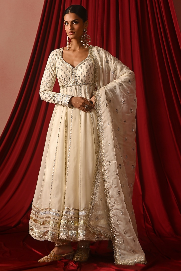 White Tabby Silk Zari Embroidered Party Wear Anarkali Set by Lashkaraa at Pernia's Pop Up Shop