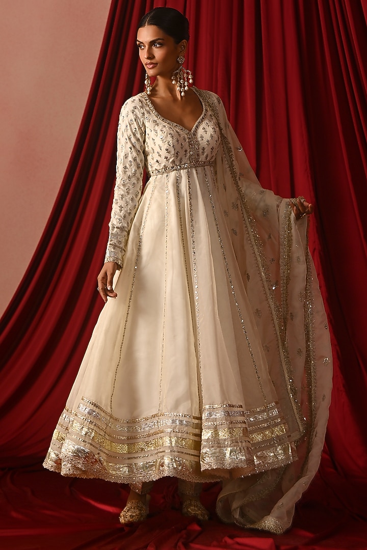 White Tabby Silk Zari Embroidered Party Wear Anarkali Set by Lashkaraa at Pernia's Pop Up Shop