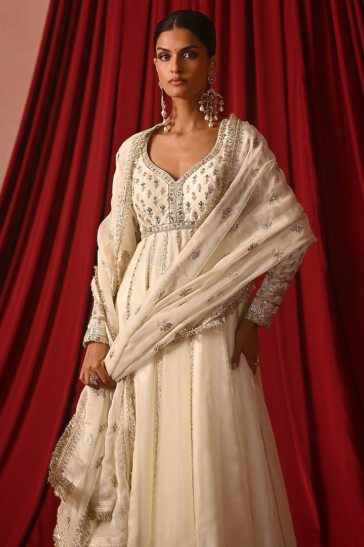 White Tabby Silk Zari Embroidered Party Wear Anarkali Set by Lashkaraa at Pernia's Pop Up Shop