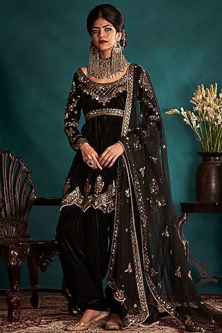 Black Embellished Kurta Set by Lashkaraa
