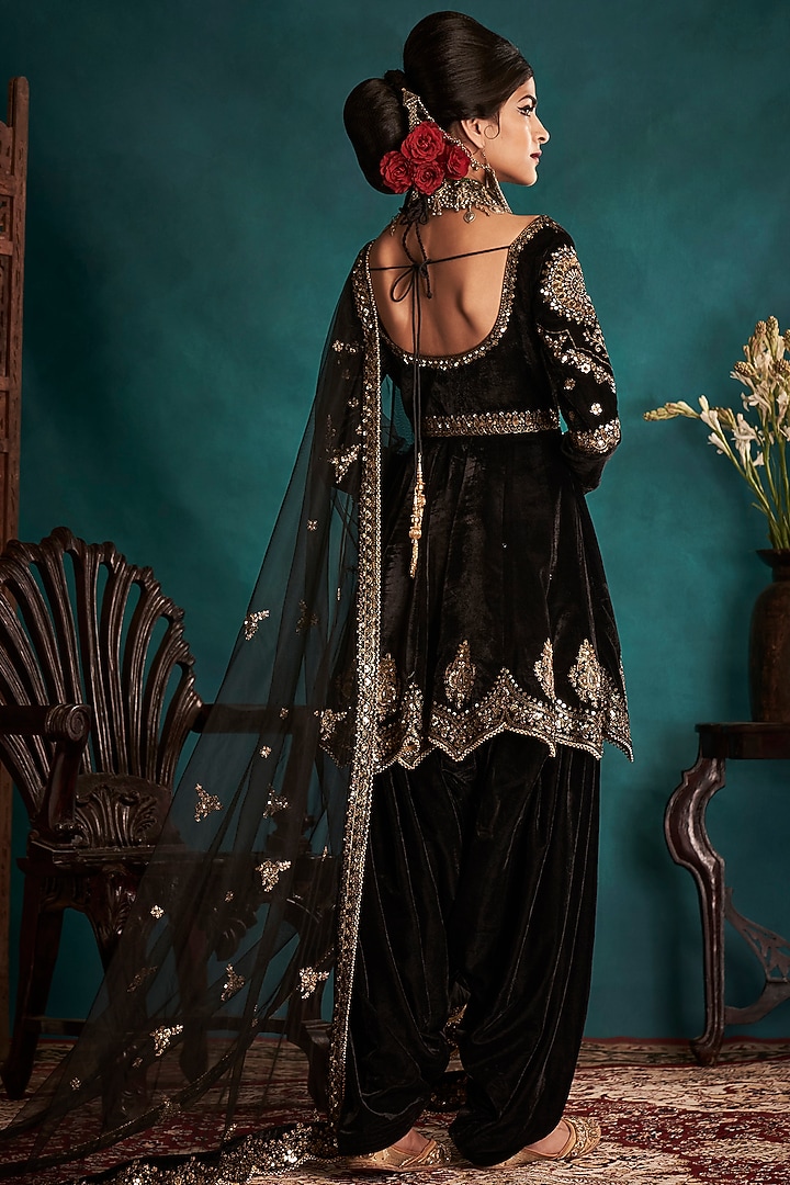 Black Embellished Kurta Set by Lashkaraa at Pernia's Pop Up Shop