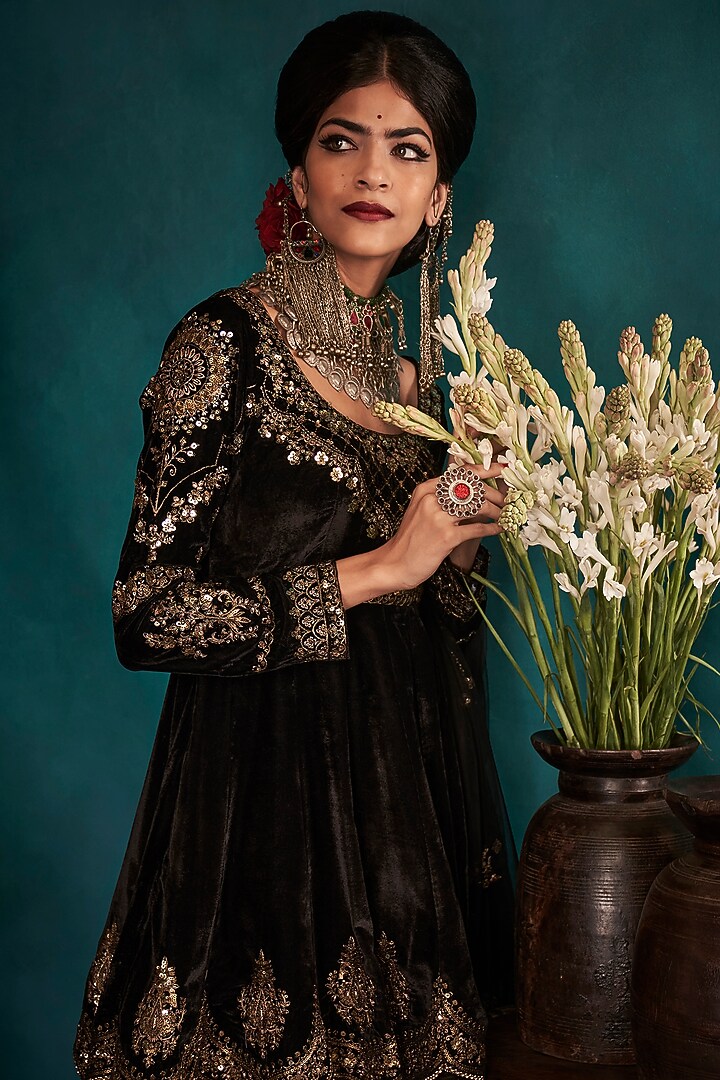 Black Embellished Kurta Set by Lashkaraa at Pernia's Pop Up Shop