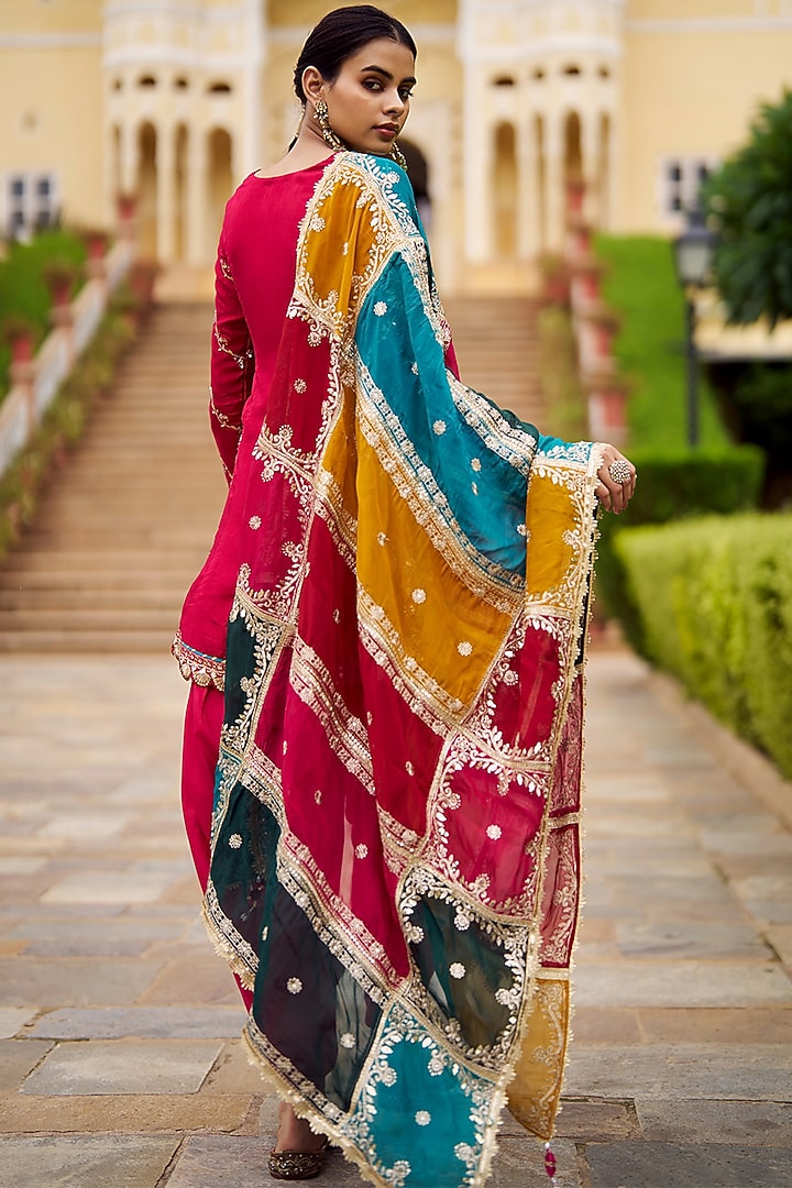 Pink Viscose Silk Thread Embroidered Kurta Set by Lashkaraa at Pernia's Pop Up Shop