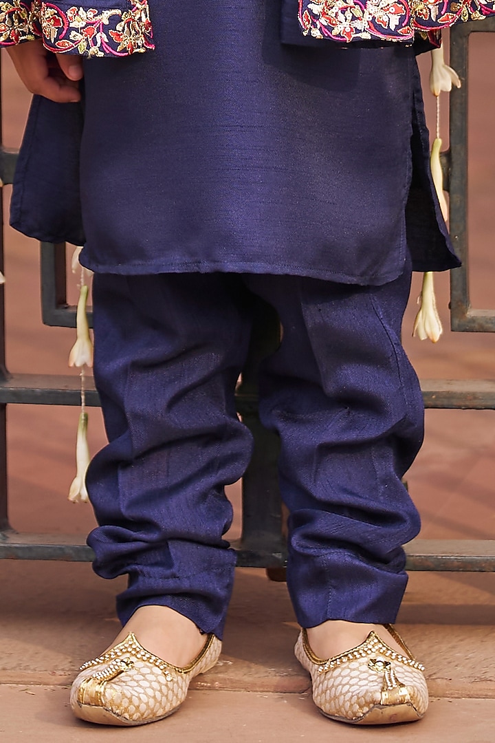 Navy Blue Silk Thread Embroidered Kurta Set For Boys by Lashkaraa Kids at Pernia's Pop Up Shop