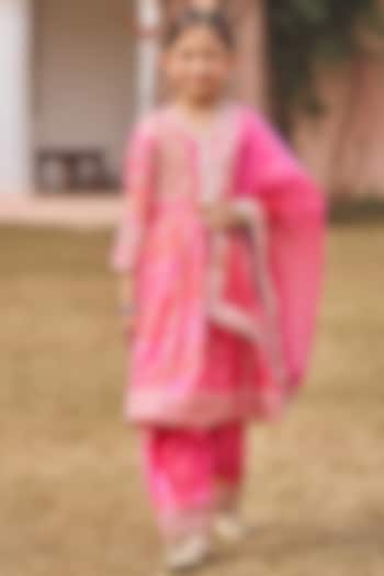 Pink Satin Sequins & Thread Embroidered Kurta Set For Girls by Lashkaraa Kids at Pernia's Pop Up Shop