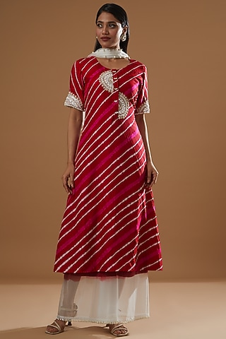 Fuchsia Embroidered Kurta Set by Label Debelle