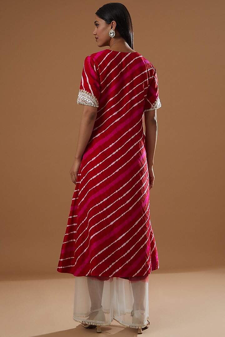 Fuchsia Embroidered Kurta Set by Label Debelle at Pernia's Pop Up Shop