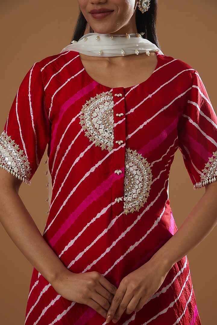 Fuchsia Embroidered Kurta Set by Label Debelle at Pernia's Pop Up Shop