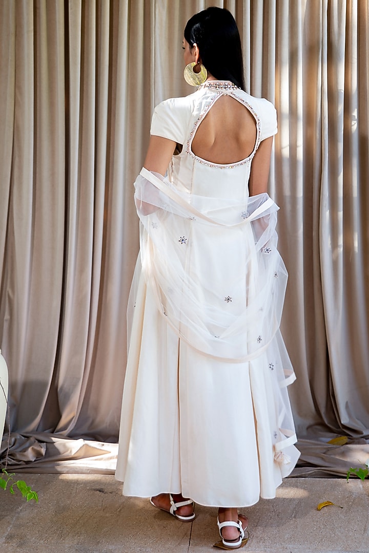 White Hand Embroidered Kurta Set by LABBADA at Pernia's Pop Up Shop