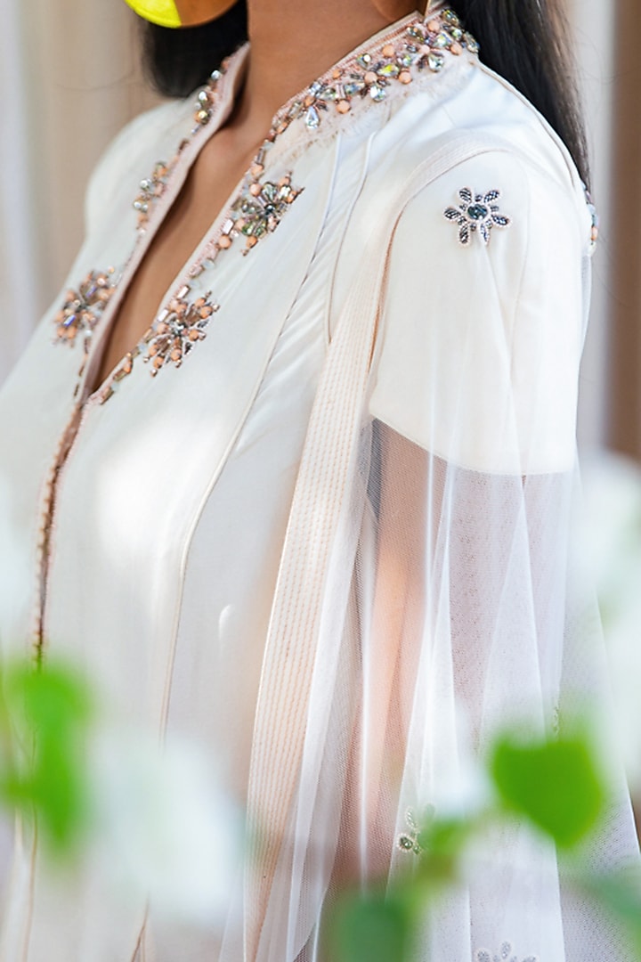 White Hand Embroidered Kurta Set by LABBADA at Pernia's Pop Up Shop