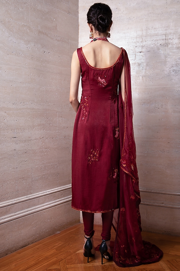 Maroon Hand Embroidered Kurta Set by Labbada at Pernia's Pop Up Shop
