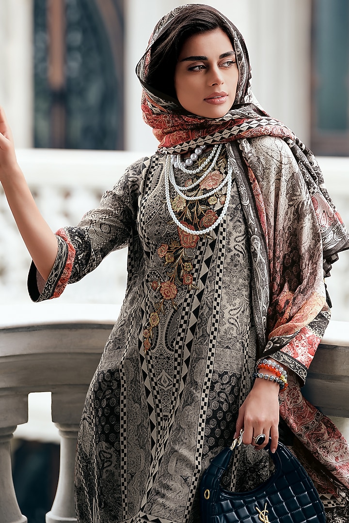Black Viscose Muslin Printed & Lace Embroidered Kurta Set by Label Varsha at Pernia's Pop Up Shop