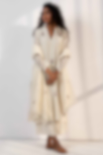 Off-White Chanderi Hand Embroidered Kurta Set by Label Shreya Sharma at Pernia's Pop Up Shop