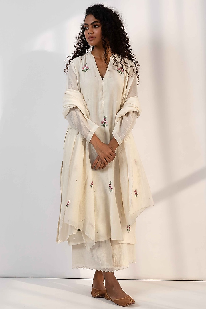 Off-White Chanderi Hand Embroidered Kurta Set by Label Shreya Sharma at Pernia's Pop Up Shop