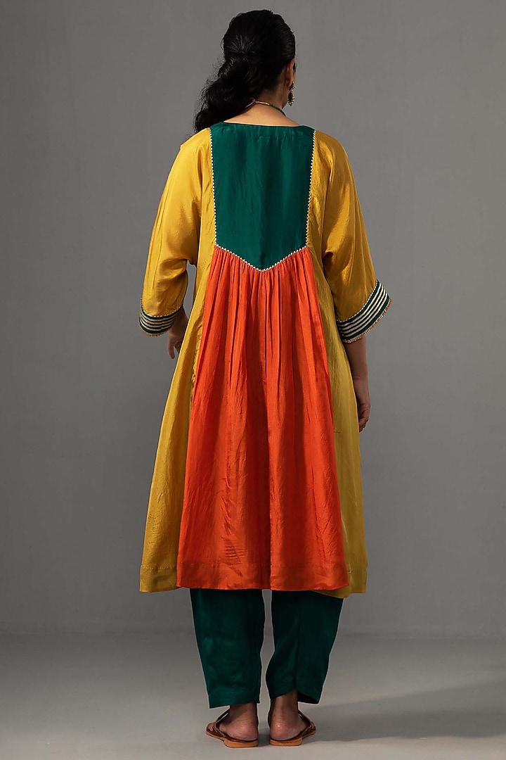 Yellow Pure Silk Color-Blocked Kurta Set by Label Shreya Sharma at Pernia's Pop Up Shop