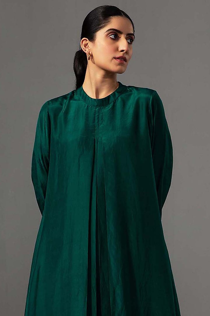 Emerald Green Pure Silk Pleated Kurta Set by Label Shreya Sharma at Pernia's Pop Up Shop