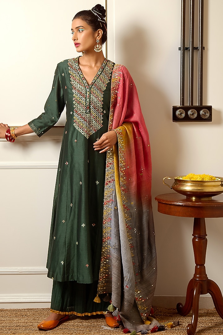 Bottle Green Hand Embroidered Kurta Set by LOKA By Veerali Raveshia at Pernia's Pop Up Shop