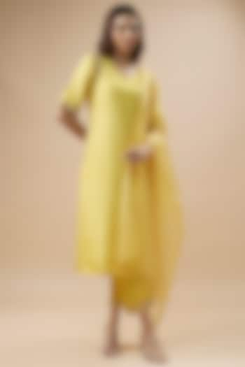 Yellow Couture Silk & Organza Hand Embroidered Kurta Set by Label Deepshika Agarwal at Pernia's Pop Up Shop