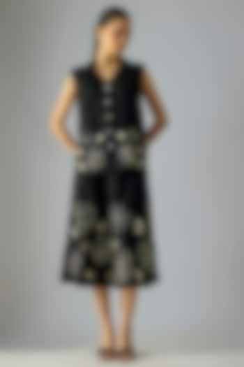 Black Linen Floral Dori Embroidered Skirt Set by Linen Bloom at Pernia's Pop Up Shop