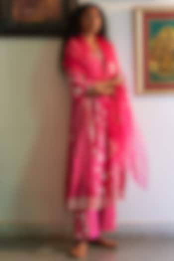 Rani Pink Cotton Mulmul Foil Printed & Resham Embroidered Kurta Set by Label Earthen Pret