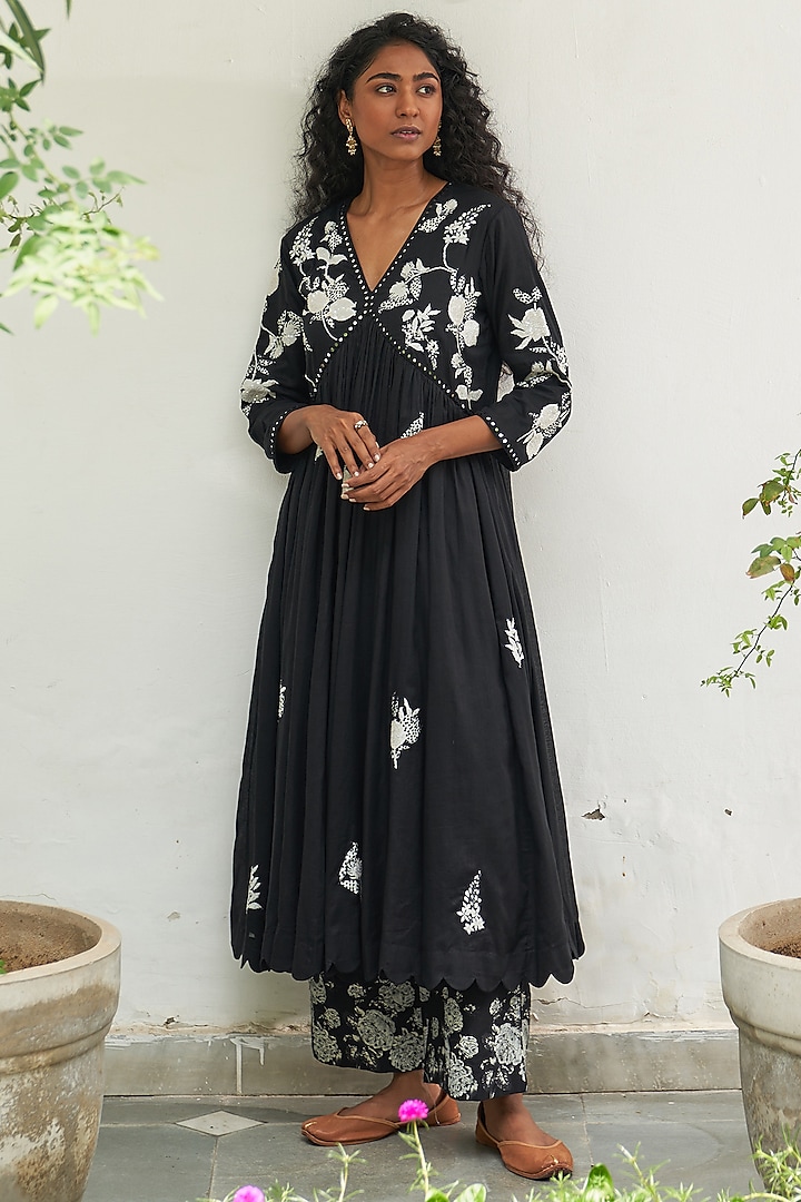 Black Cotton Mulmul Applique Embroidered Kurta Set by Label Earthen Pret