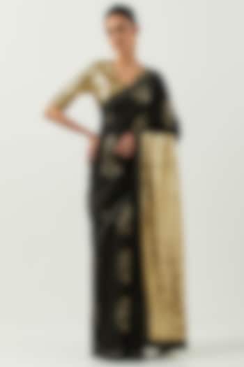 Black Chanderi Silk Foil Printed Saree Set by Label Earthen Pret at Pernia's Pop Up Shop