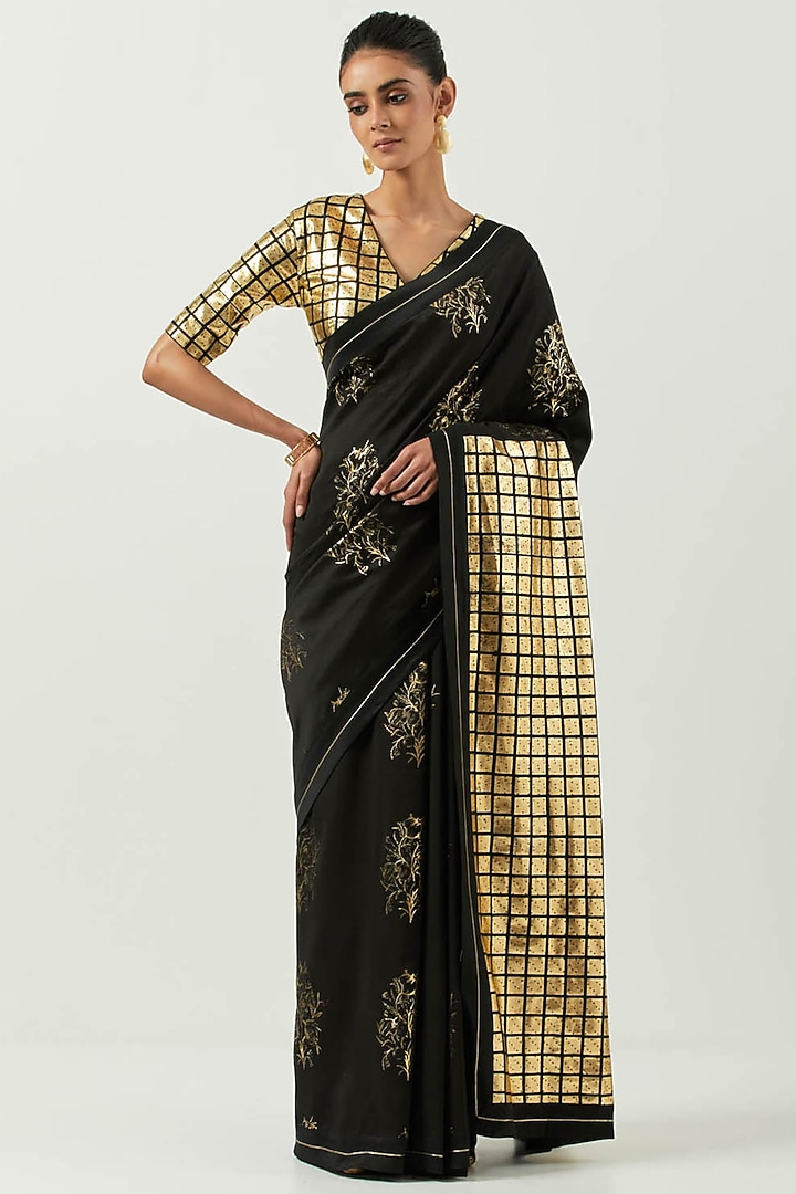 Black Chanderi Silk Foil Printed Saree Set by Label Earthen Pret at Pernia's Pop Up Shop