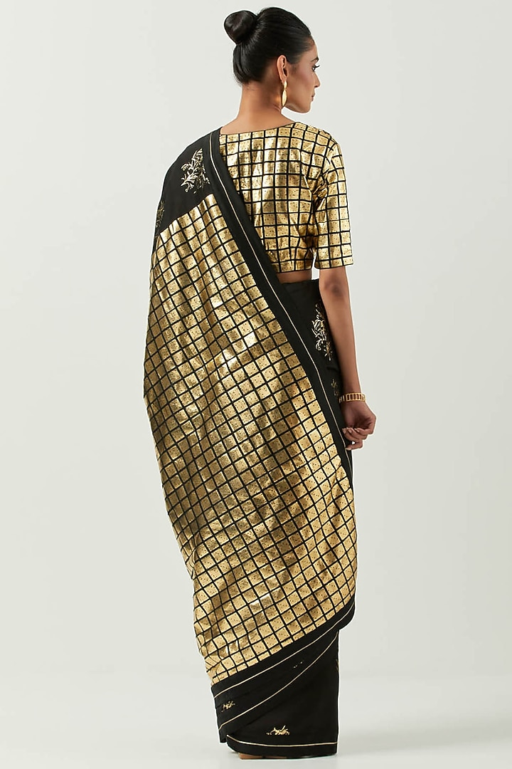 Black Chanderi Silk Foil Printed Saree Set by Label Earthen Pret at Pernia's Pop Up Shop
