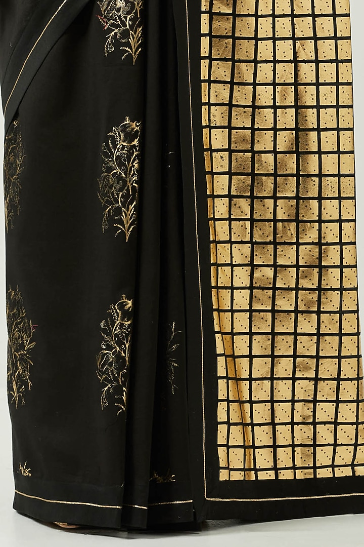 Black Chanderi Silk Foil Printed Saree Set by Label Earthen Pret at Pernia's Pop Up Shop