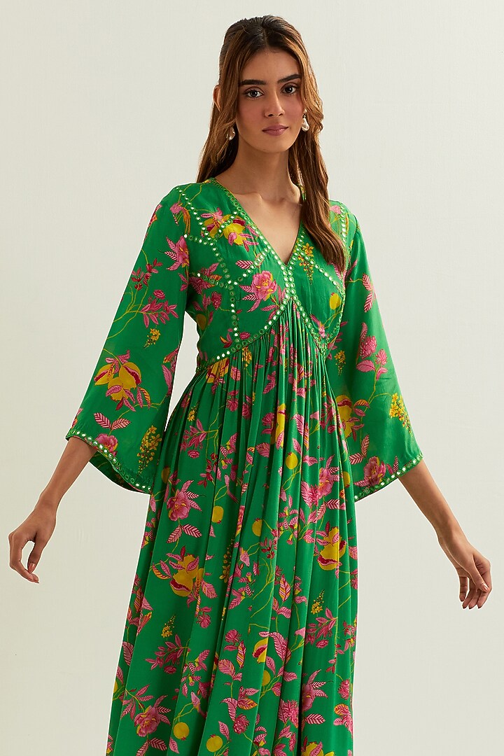 Green Viscose Crepe Silk Kurta Set by Label Earthen Pret at Pernia's Pop Up Shop