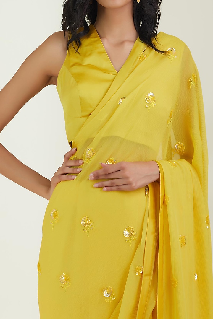 Yellow Chiffon Saree Set Design by NITIKA GUJRAL at Pernia's Pop Up Shop  2024
