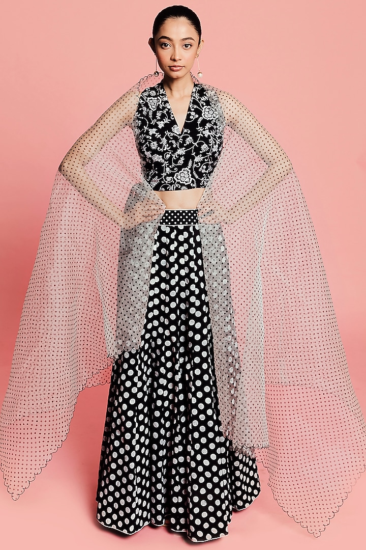 Black & White Printed Lehenga Set by Label Earthen Pret at Pernia's Pop Up Shop