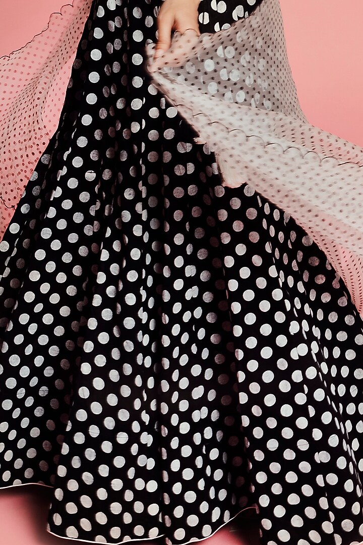 Black & White Printed Wedding Lehenga Set by Label Earthen Pret at Pernia's Pop Up Shop