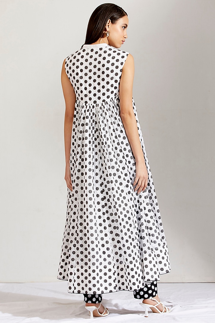 Black & White Printed Kalidar Kurta Set by Label Earthen Pret at Pernia's Pop Up Shop