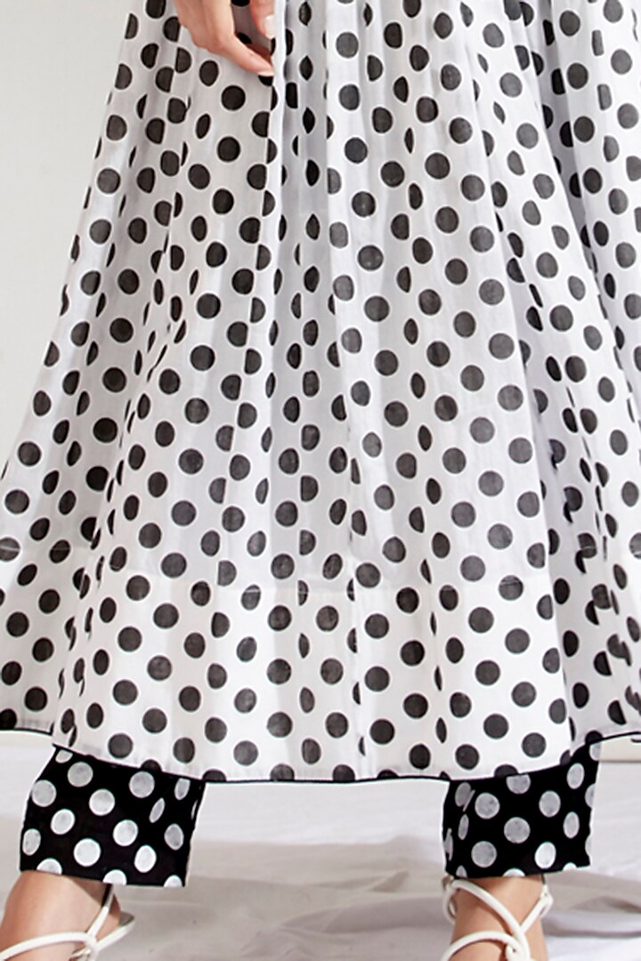 Black & White Printed Kalidar Kurta Set by Label Earthen Pret at Pernia's Pop Up Shop