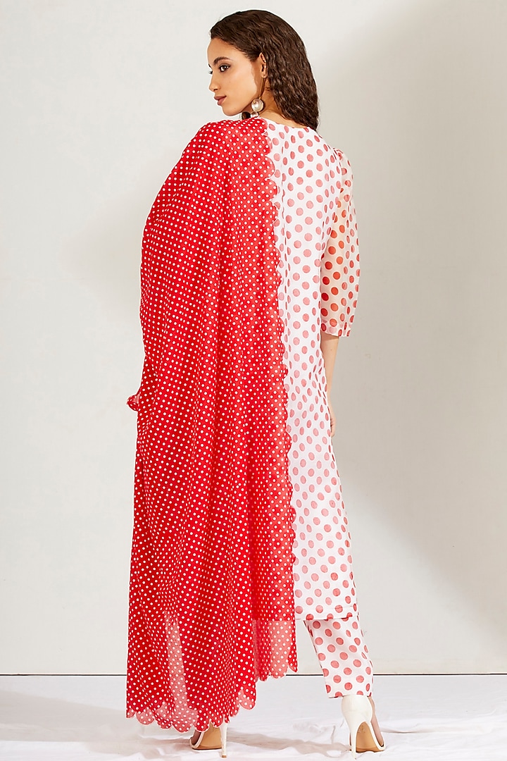Red & White Organza Silk Kurta Set by Label Earthen Pret at Pernia's Pop Up Shop