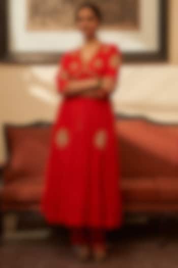 Red Silk Velvet Hand Embroidered Kurta Set by Label Earthen Pret at Pernia's Pop Up Shop