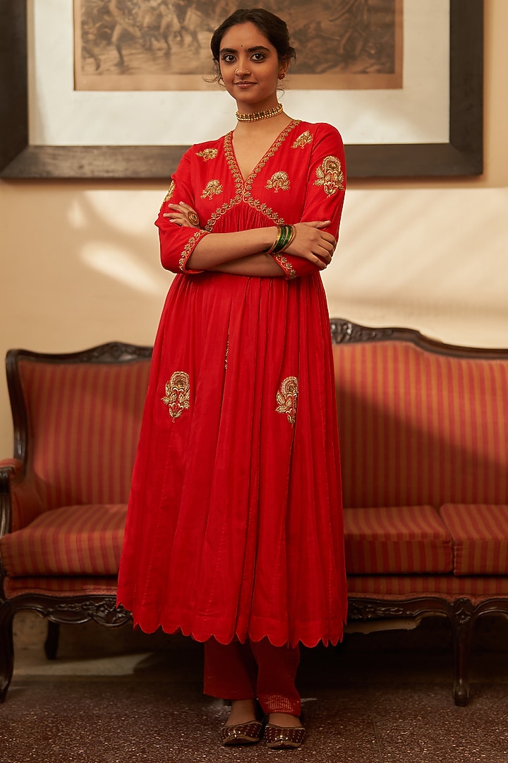 Red Silk Velvet Hand Embroidered Kurta Set by Label Earthen Pret at Pernia's Pop Up Shop