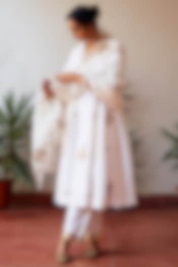White Chanderi Silk Hand Embroidered Kalidar Kurta Set by Label Earthen Pret at Pernia's Pop Up Shop