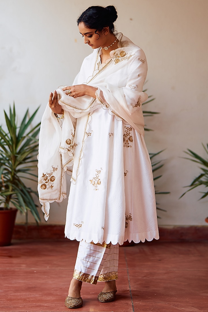 White Chanderi Silk Hand Embroidered Kalidar Kurta Set by Label Earthen Pret at Pernia's Pop Up Shop