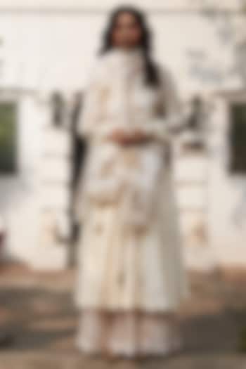 White Chanderi Silk Hand Embroidered Kalidar Kurta Set by Label Earthen Pret at Pernia's Pop Up Shop