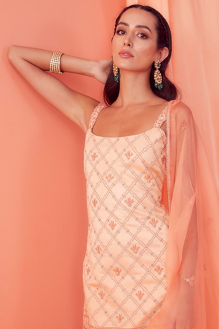 Peach Embroidered Kurta Set by Sanjev Marwaaha at Pernia's Pop Up Shop